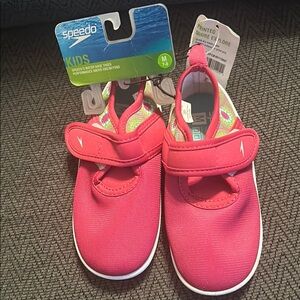 NWT Speedo Pink Water Shoes with Velcro Strap kids size medium (7-8)